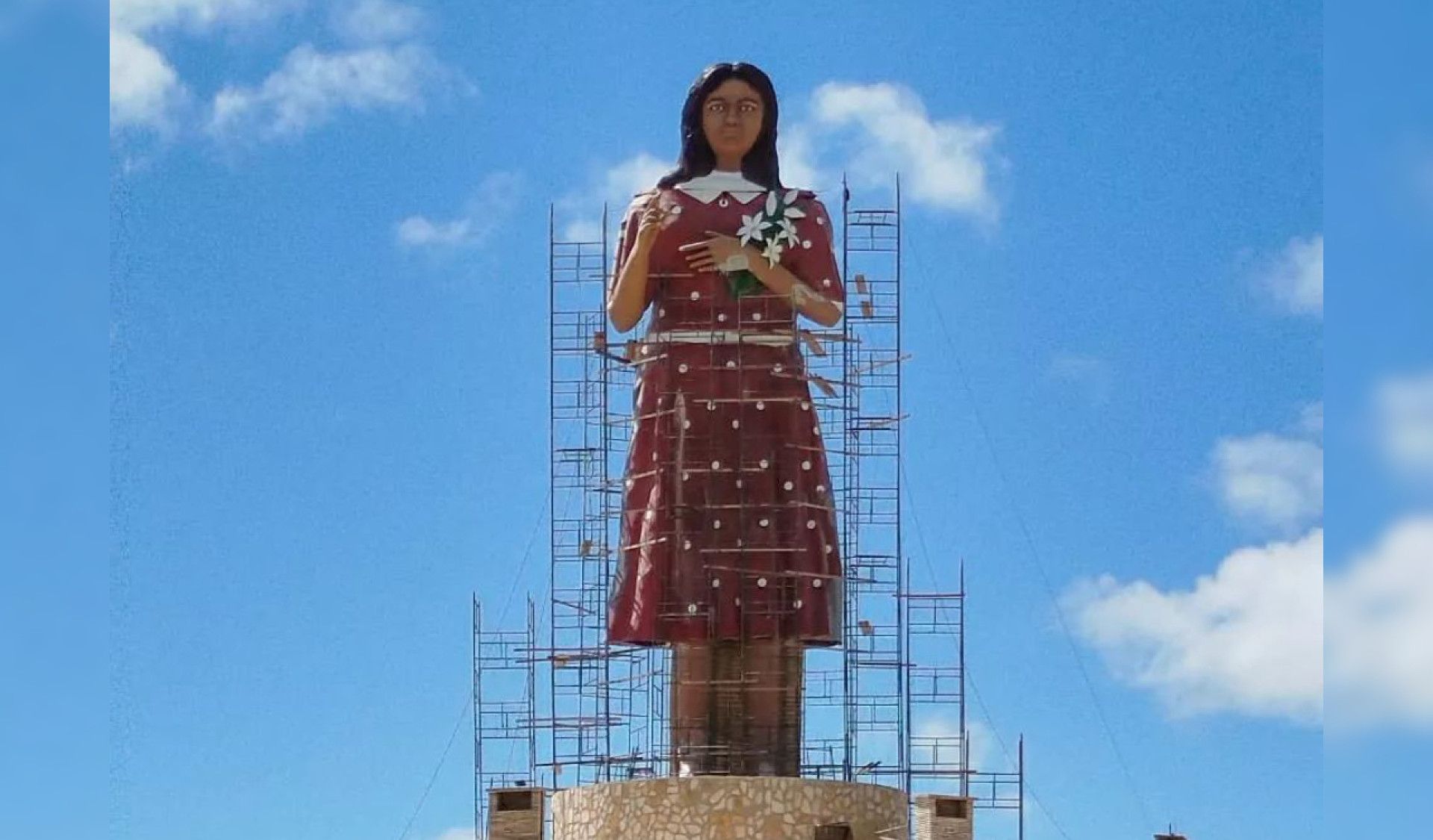 Estátua da Beata Benigna, em Santana do Cariri, é finalizada  
 (Foto: Reprodução/ Instagram Elmano de Freitas)