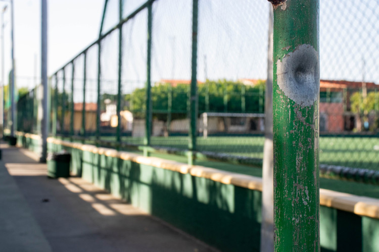 ￼MARCAS de tiros nas grades da areninha do Jardim Violeta. Uma mulher de 48 anos e uma criança de 10 anos morreram no local e oito crianças e adolescentes saíram feridas