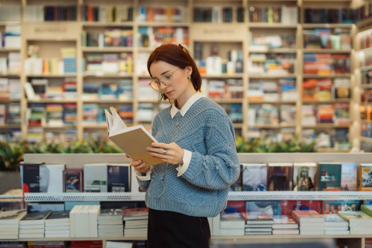 A leitura regular retarda o declínio cognitivo (Imagem: Arthur Bargan | Shutterstock) 