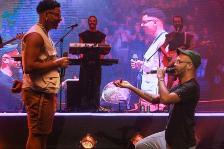 Cantor Hiran pede namorado em casamento durante show de Duda Beat em Salvador