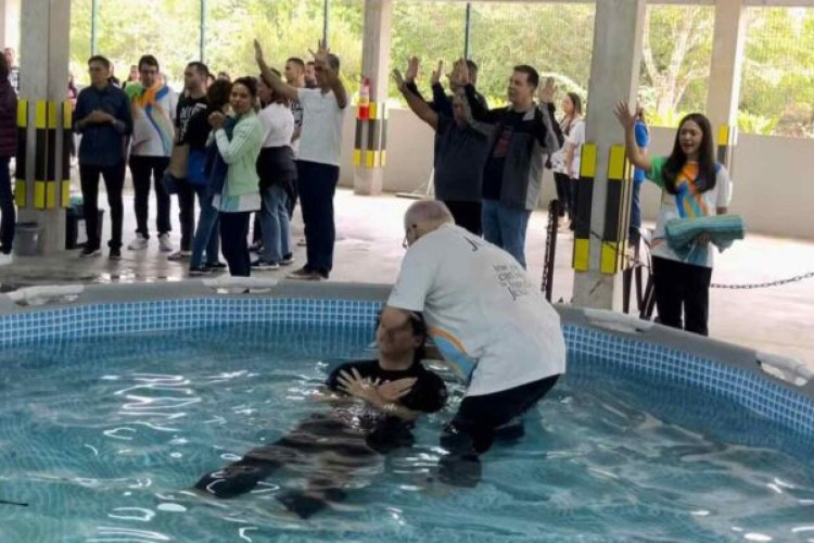 Cerimônia de batismo de Alexander Nazário de Lima, de 19 anos, aconteceu no último fim de semana em igreja na Barra da Tijuca