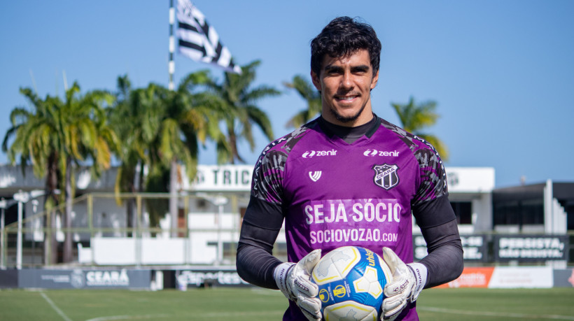 FORTALEZA, CEARÁ, BRASIL, 09-07-2024: Richard goleiro do Ceará para páginas Azuis no Campo do Porangabuçu. (Foto: Samuel Setubal/ O Povo)