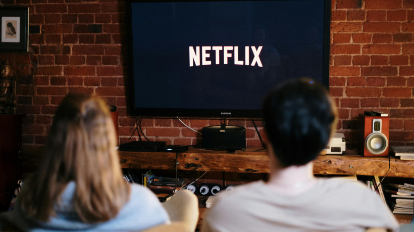 Procon-PR processa Netflix pela cobrança do compartilhamento de senhas