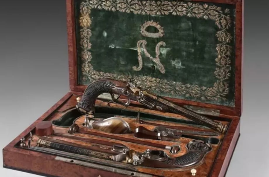 Duas pistolas que pertenceram a Napoleão Bonaparte foram vendidas em leilão na França por R$ 10 milhões - quase 2 milhões a mais do que estava previsto. 