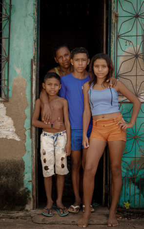  Antônia Borges da Silva, dona de casa e seus três filhos(Foto: Aurélio Alves)