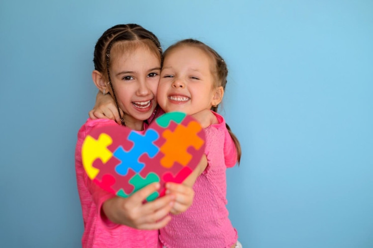 Pessoas com autismo podem desenvolver amizades sólidas assim como neurotípicos, apesar das dificuldades na comunicação (Imagem: Maryna_Auramchuk | Shutterstock)