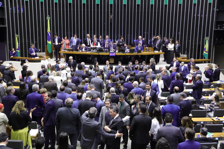 Câmara dos Deputados durante sessão plenária extraordinária para apreciação e votação do projeto de lei complementar (PLP 68/2024), que regulamenta a primeira parte da reforma tributária.