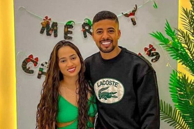 Luana Silva, casada com o atacante Paulinho Paula, fez uma postagem no Instagram em que troca carícias com o jogador