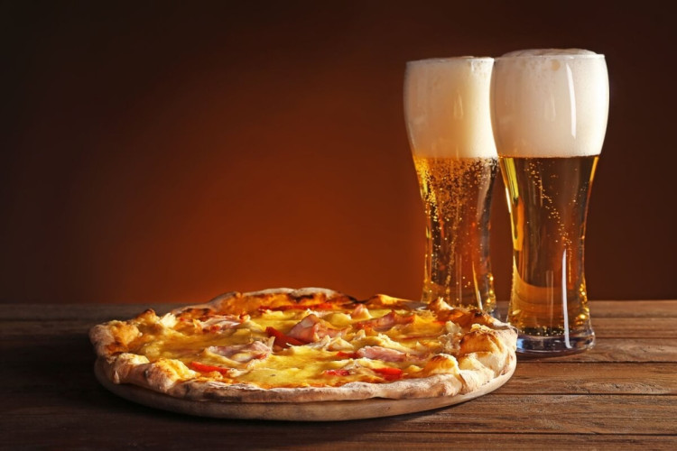 A pizza pode ser harmonizada com cerveja (Imagem: Africa Studio | Shutterstock)