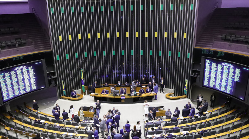 A Câmara aprovou ainda um requerimento de quebra de interstício e iniciou, na sequência, a discussão em 2º turno da Proposta de Emenda à Constituição (PEC) do pacote fiscal