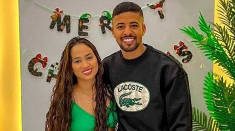 Luana Silva, casada com o atacante Paulinho Paula, fez uma postagem no Instagram em que troca carícias com o jogador 