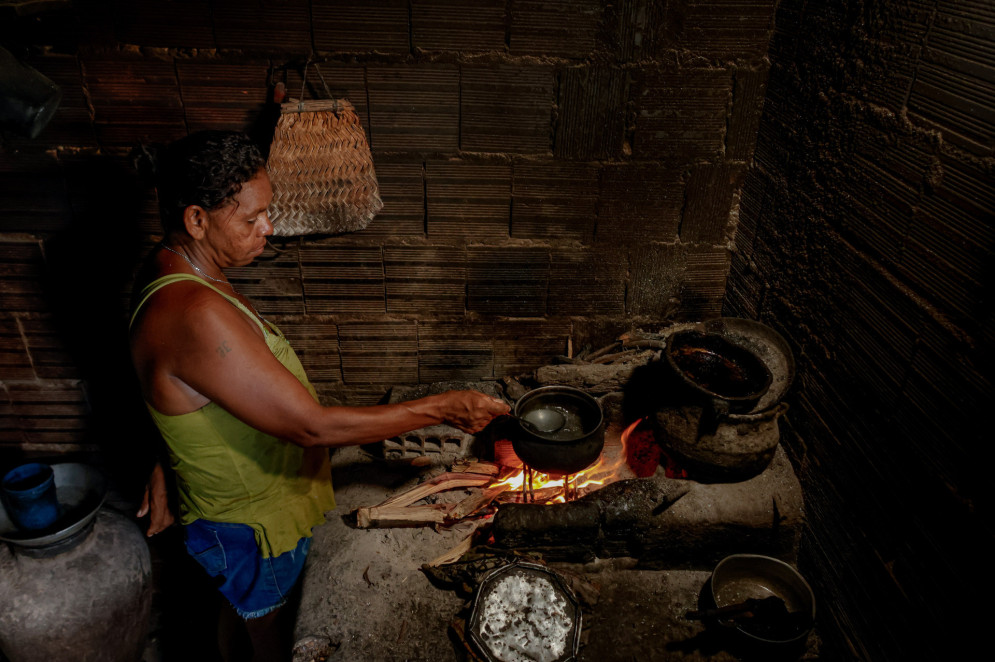 Antônia Borges da Silva, de Pacujá,  mostra como será o almoço de sua casa(Foto: Aurélio Alves)