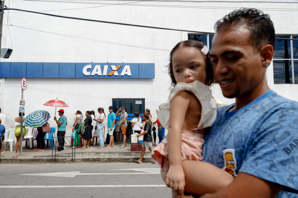 Caixa Econômica Federal em Caucaia lotada em dia de pagamento de benefícios sociais(Foto: Aurélio Alves)