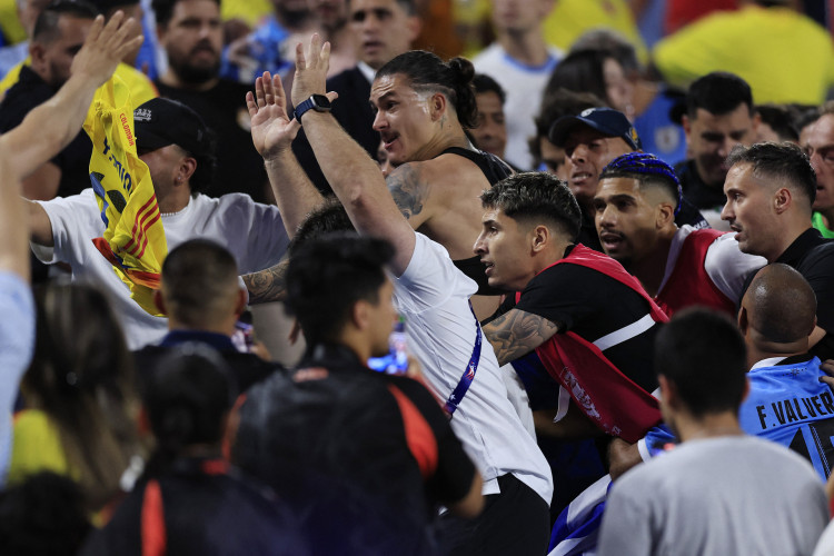 Darwin Núñez, atacante do Uruguai, trocou socos com torcedores colombianos após a eliminação na Copa América