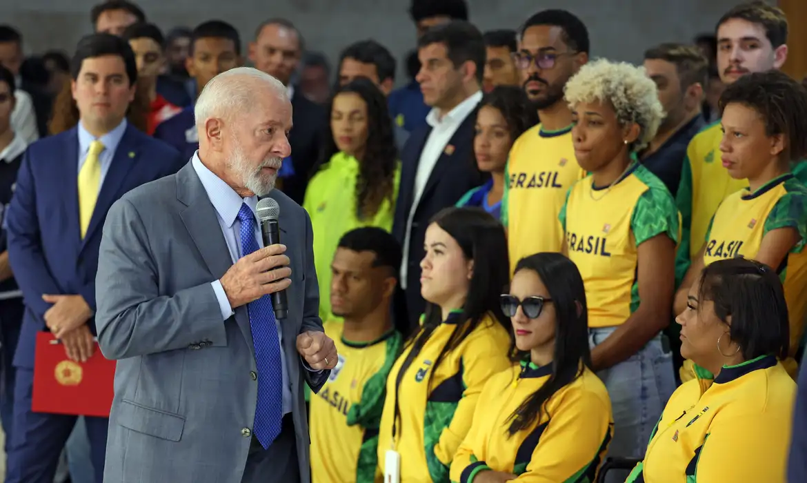 Lula assina decreto reajustando Bolsa Atleta em 10,86%  