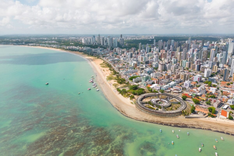 João Pessoa encanta com suas praias paradisíacas e riqueza cultural (Imagem: RanilsonArruda | Shutterstock)