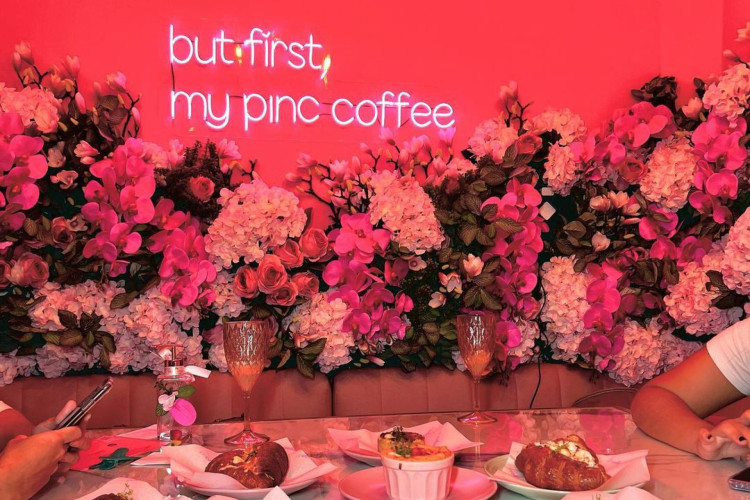 Pincoffee é uma cafeteria com decoração inteiramente rosa em Fortaleza 