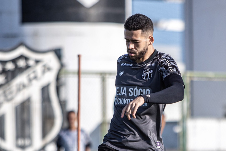 Volante De Lucca em treino pelo Ceará no CT de Porangabuçu