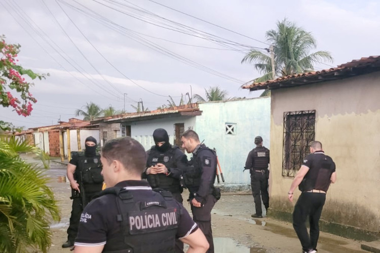 Polícia Civil cumpre 28 decisões judiciais contra membros de grupos criminosos em Caucaia