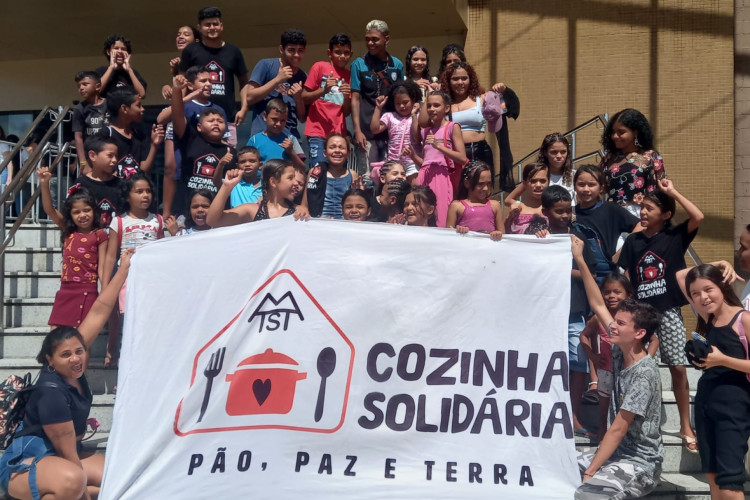 Crianças do projeto Cozinha Solidária, criado pelo Movimento dos Trabalhadores Sem-Teto (MTST)