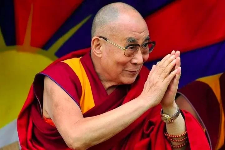 O líder espiritual do Tibete, Dalai Lama, está se recuperando de uma cirurgia no joelho. Em junho, ele deixou sua residência na cidade indiana de Dharamsala para receber tratamento nos EUA. 