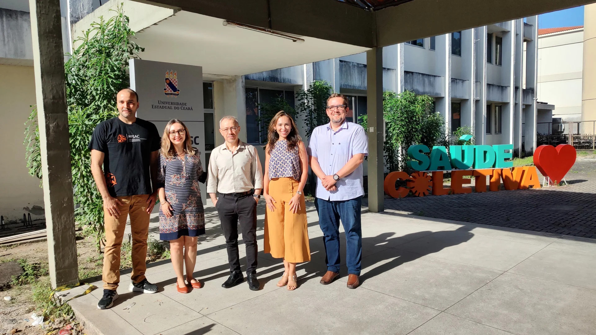 Os professores Valter Filho, Cidianna Nascimento, Gislei Frota, Carla Brandão e Paulo Sávio Magalhães são os pesquisadores responsáveis pela pesquisa (Foto: Ramó Alcântara/Uece)