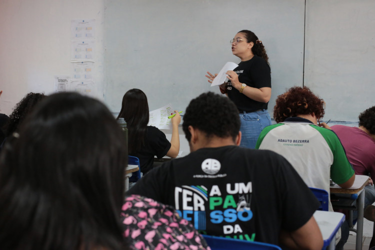 FORTALEZA-CE, BRASIL, 12-07-2024:  Aula nas férias preparatório para o ENEM. Colégio Adalto Bezerra. (Foto: Fabio Lima/ OPOVO)