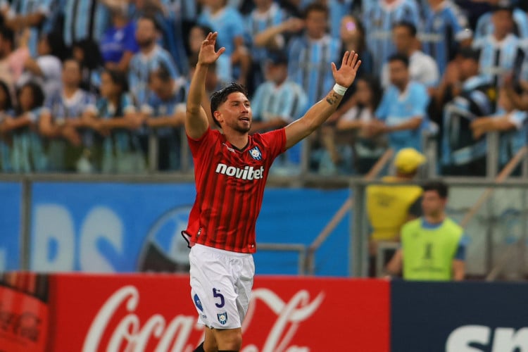 Felipe Loyola em atuação pelo Huachipato na Arena do Grêmio, em Porto Alegre