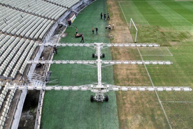 Manutenção do gramado da Arena Castelão agora conta com equipamento de sistema de iluminação artificial