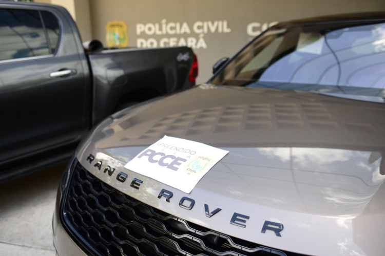 Carros das marcas Land Rover e Hilux também foram confiscados pela Polícia. Casal ostentava vida de luxo
