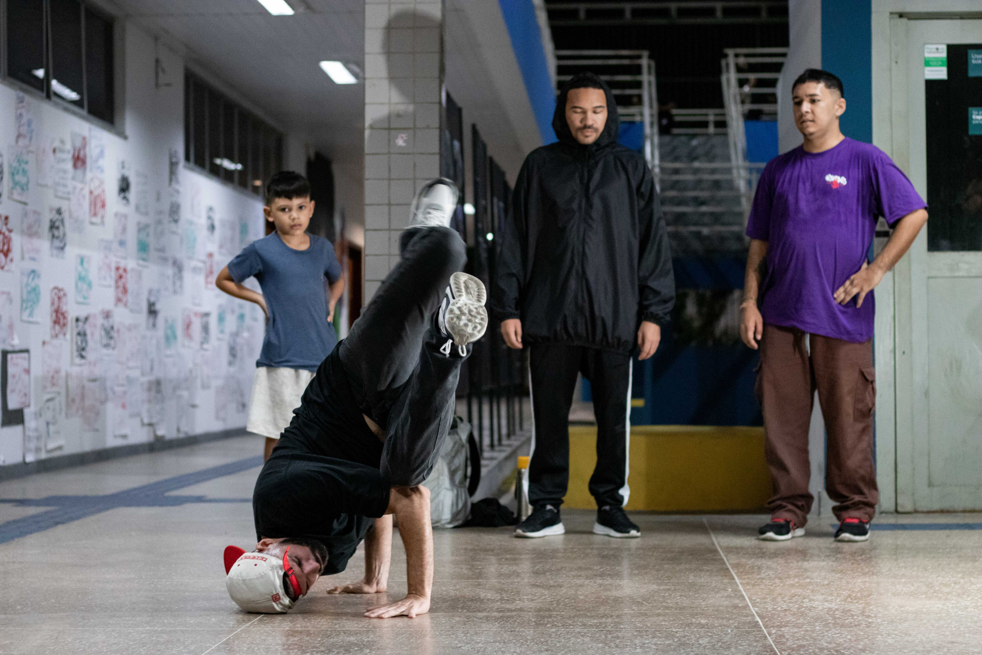 FORTALEZA, CEARÁ, BRASIL, 11-07-2024: b-boys e b-girls que ensaiam no Cuca Mondubim o Breaking (break dance) que será nova modalidades desta edição da Olimpíada. (Foto: Samuel Setubal/ O Povo) (Foto: Samuel Setubal)