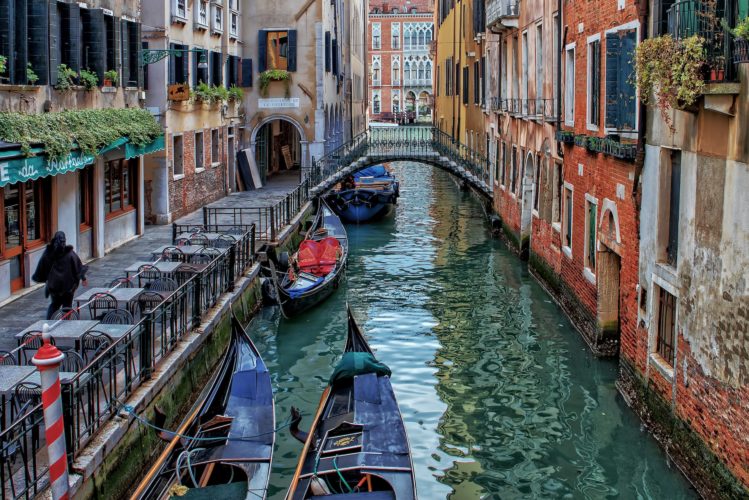 Famosa por seus charmosos canais, Veneza, no norte da Itália, agora cobra uma taxa dos turistas. A entrada custa 5 euros e está no portal da cidade.  Essa foi uma das medidas para frear o excesso de visitantes que acabam causando impactos no patrimônio histórico do lugar. 