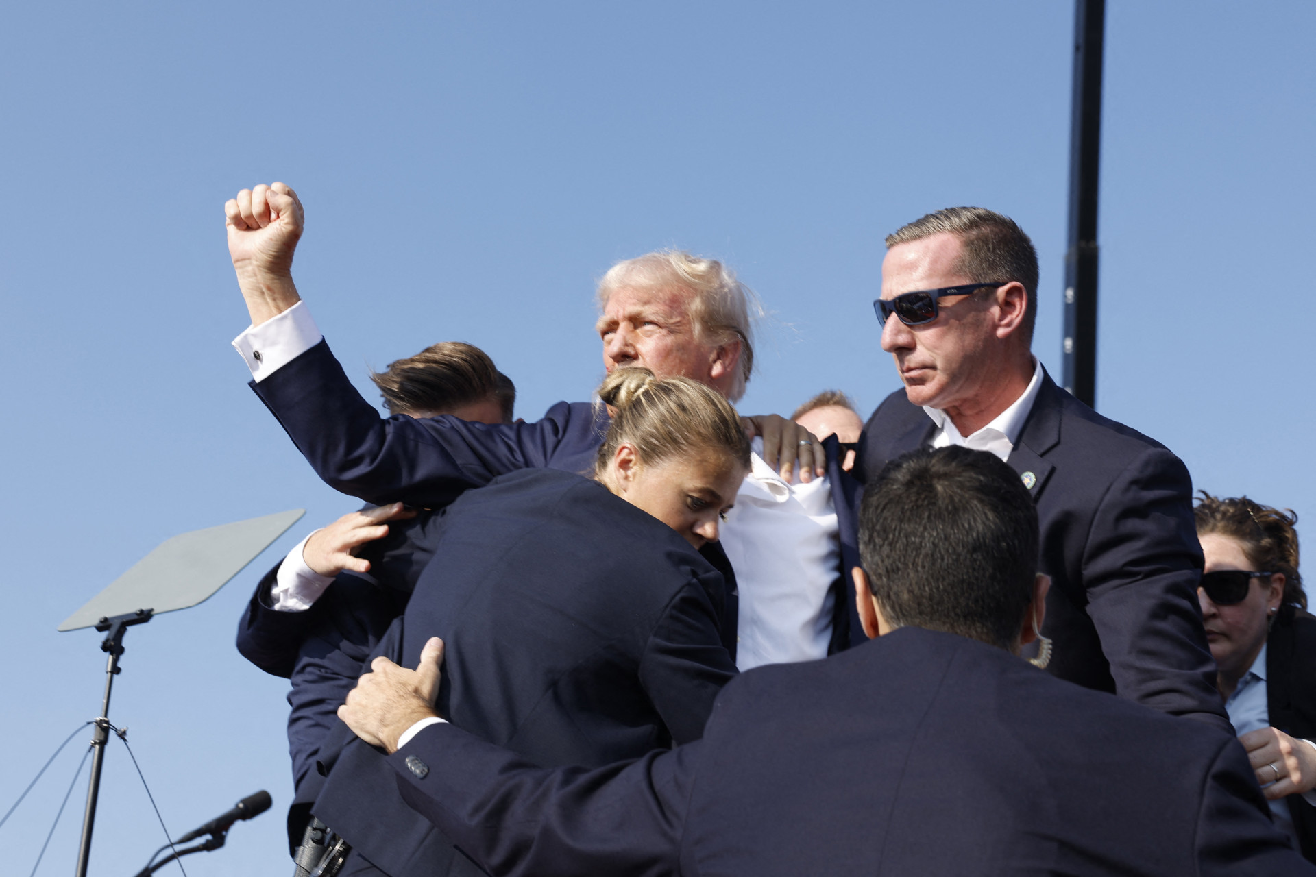 BUTLER, PENSILVÂNIA - 13 DE JULHO: O ex-presidente e candidato republicano, Donald Trump, é levado para fora do palco durante um comício em 13 de julho de 2024 em Butler, Pensilvânia. Anna Moneymaker/Getty Images/AFP (Foto: Anna Moneymaker/Getty Images/AFP)