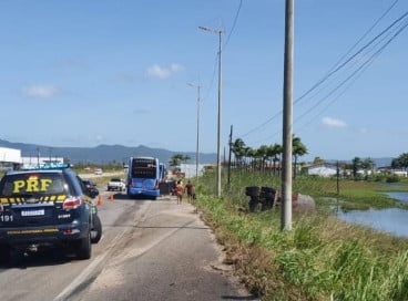 Viatura da PRF atendeu a ocorrência de colisão entre ônibus da empresa Guanabara e carreta, na BR-222, em Caucaia 