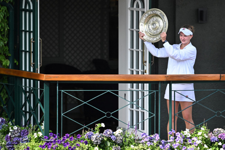 A tenista tcheca Barbora Krejcikova brilhou em Wimbledon diangte da italiana Paolini.