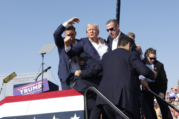 BUTLER, PENSILVÂNIA - 13 DE JULHO: O ex-presidente e candidato republicano, Donald Trump, é levado para fora do palco durante um comício em 13 de julho de 2024 em Butler, Pensilvânia. Anna Moneymaker/Getty Images/AFP