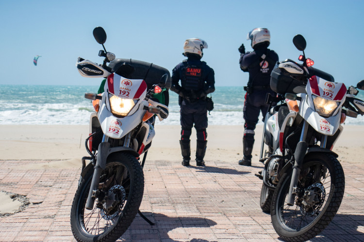 FORTALEZA, CEARÁ, BRASIL, 13-07-2024: Segurança de banhistas da Praia do Futuro nesse período de férias é feita pelos Bombeiros em algumas faixas de areia e pelas motolâncias do Serviço de Atendimento Móvel de Urgência (Samu), na orla e nos pontos turísticos. (Foto: Samuel Setubal/ O Povo)