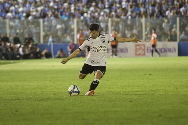 Rafael Ramos, lateral do Ceará, em partida contra o Paysandu, pela Série B