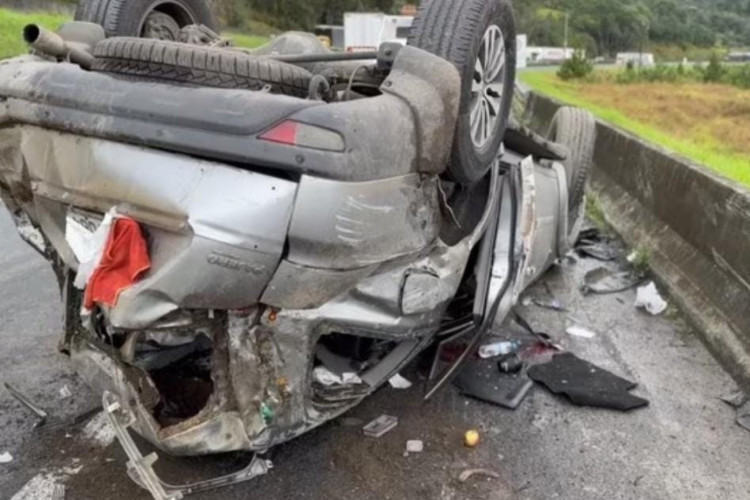 Carro capotou em rodovia