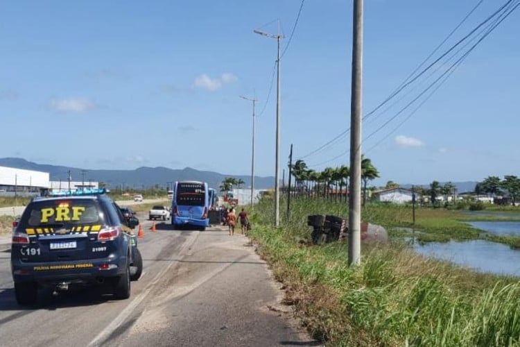 Viatura da PRF atendeu a ocorrência de colisão entre ônibus da empresa Guanabara e carreta, na BR-222, em Caucaia