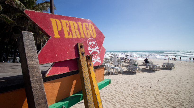 FORTALEZA, CEARÁ, BRASIL, 13-07-2024: Segurança de banhistas da Praia do Futuro nesse período de férias é feita pelos Bombeiros em algumas faixas de areia e pelas motolâncias do Serviço de Atendimento Móvel de Urgência (Samu), na orla e nos pontos turísticos. (Foto: Samuel Setubal/ O Povo)