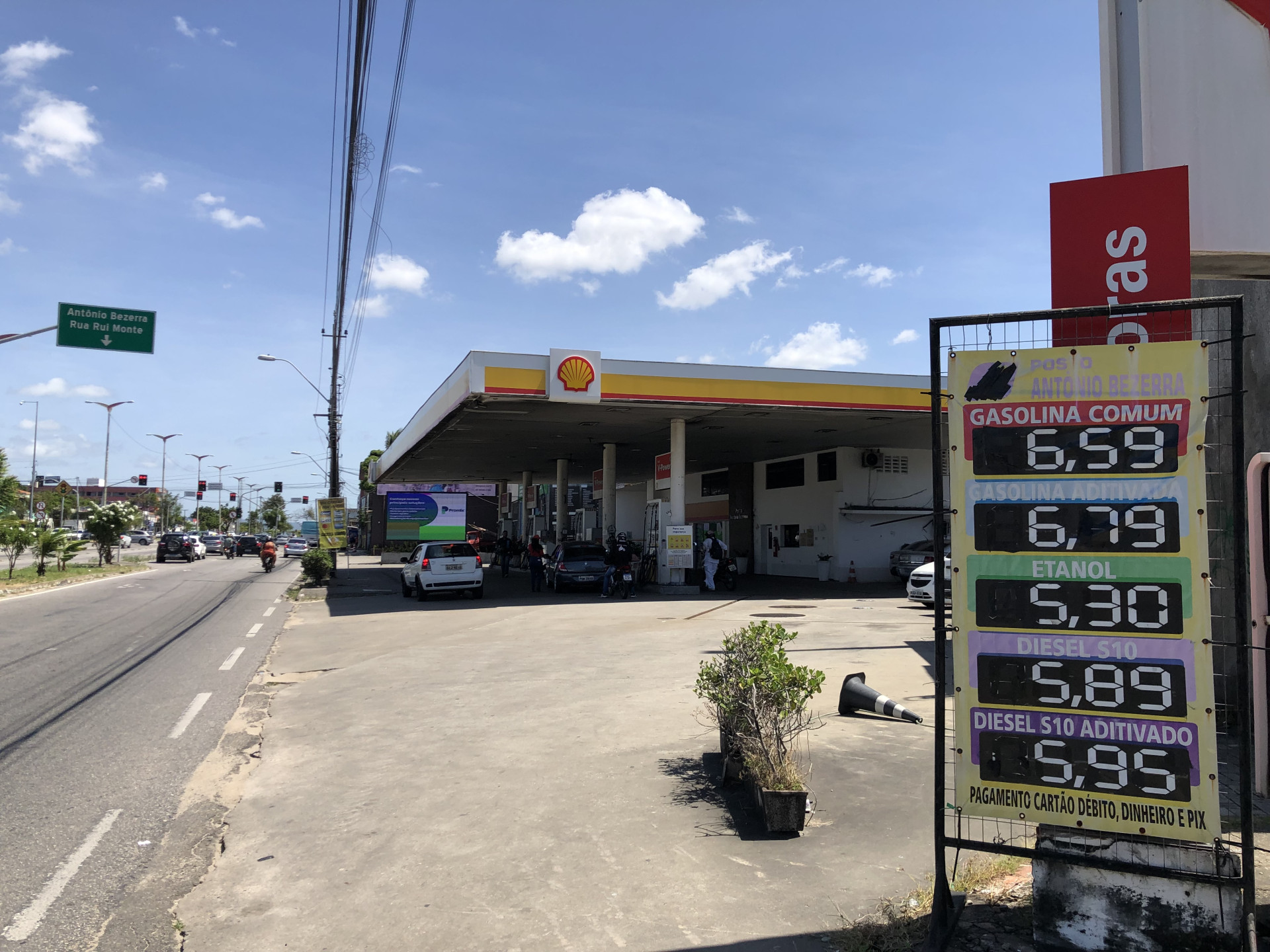 Segundo o colunista Boris Feldman, o posto não distribui combustíveis de marcas tradicionais e não ostenta "bandeira" nenhuma na testeira (Foto: Ana Luiza Serrão)