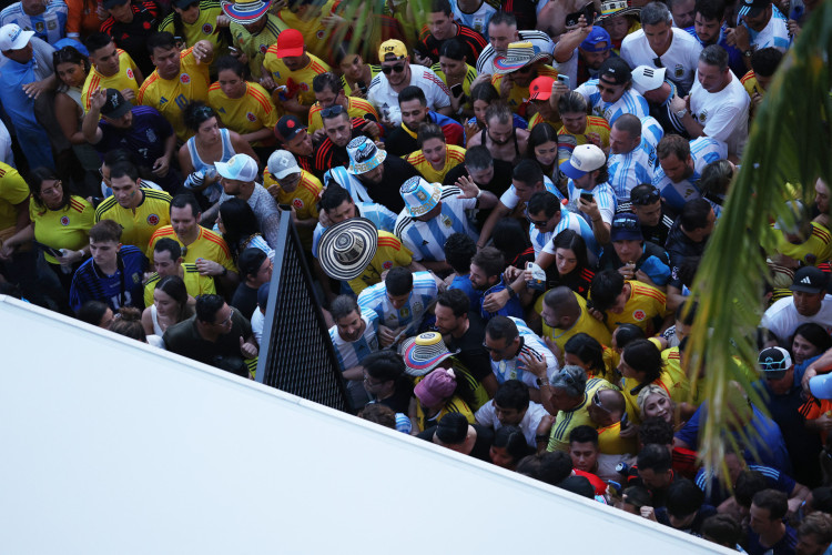 Torcedores tentam invadir estádio na final da Copa América entre Colômbia e Argentina. 