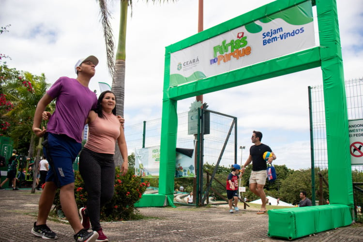 FORTALEZA, CEARÁ, BRASIL, 14-07-2024: Secretaria do Meio Ambiente e Mudança do Clima (SEMA) abre a  temporada de Férias no Parque com algumas famílias e crianças com oportunidade de reaproximar-se da natureza, durante atividades de  lazer, recreação e esportes no Parque do Cocó. (Foto: Samuel Setubal/ O Povo)