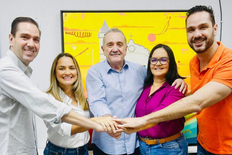 Eduardo Bismarck, Roberta Cardoso, Bismarck Maia, Ana Mello e Guilherme Bismarck em anúncio do pré-candidatura apoiada por prefeito de Aracati