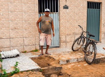 Francisco Tarcísio Alves, 62, é um dos moradores beneficiados com a obra de esgotamento sanitário 