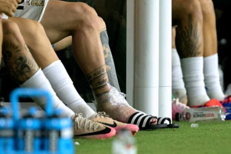 Argentina's forward #10 Lionel Messi (R) reacts after leaving the pitch after picking up an injury during the Conmebol 2024 Copa America tournament final football match between Argentina and Colombia at the Hard Rock Stadium, in Miami, Florida on July 14, 2024. (Photo by JUAN MABROMATA / AFP) (Photo by JUAN MABROMATA/AFP via Getty Images)