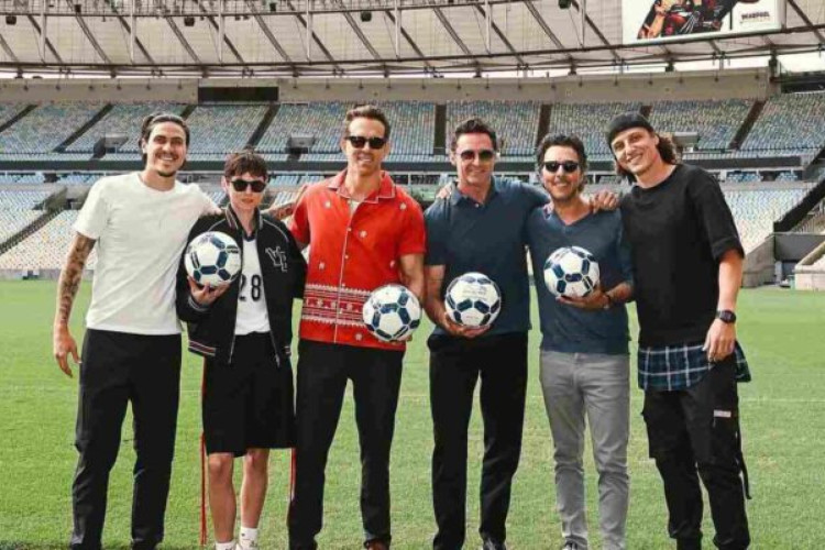 Atores e diretor do filme, que estreitará nos cinemas brasileiros em 25 de julho, fizeram um mini treino no estádio carioca