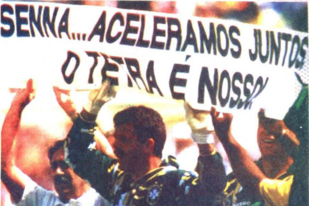 Foto de homenagem da seleção brasileira ao piloto Ayrton Senna após conquista do tetra em 1994 estampou páginas de caderno especial do O POVO(Foto: Patrick Hertzog/AFP)