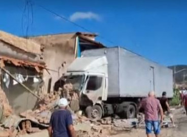 Caminhão desgovernado bate em carro, moto e em uma casa no Crato 